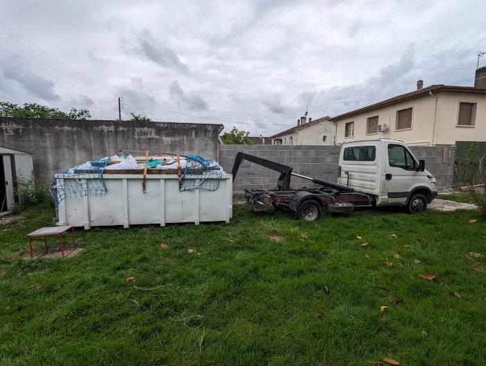 Photo d'une benne à la fin d'un nettoyage chantier