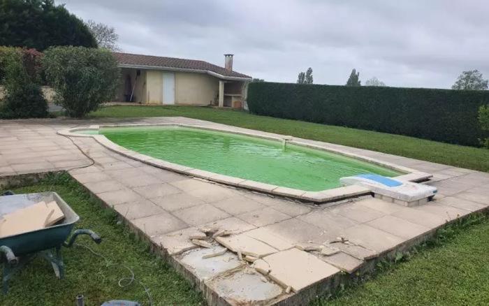 Photo de la terrasse de piscine avant travaux