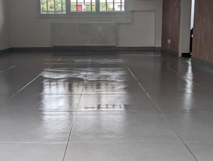 Photo du salon avec pose de carrelage terminée